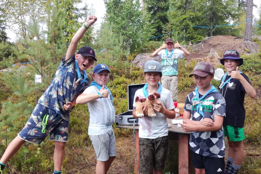Seikkailijat pakopelin tunnelmissa Kuohu-leirillä